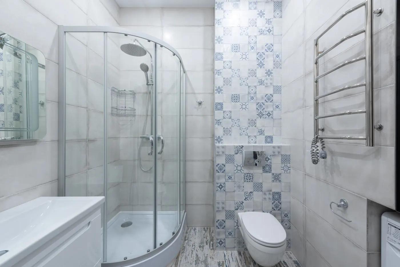 Tadilatı tamamlanmış, duşakabinli beyaz banyo